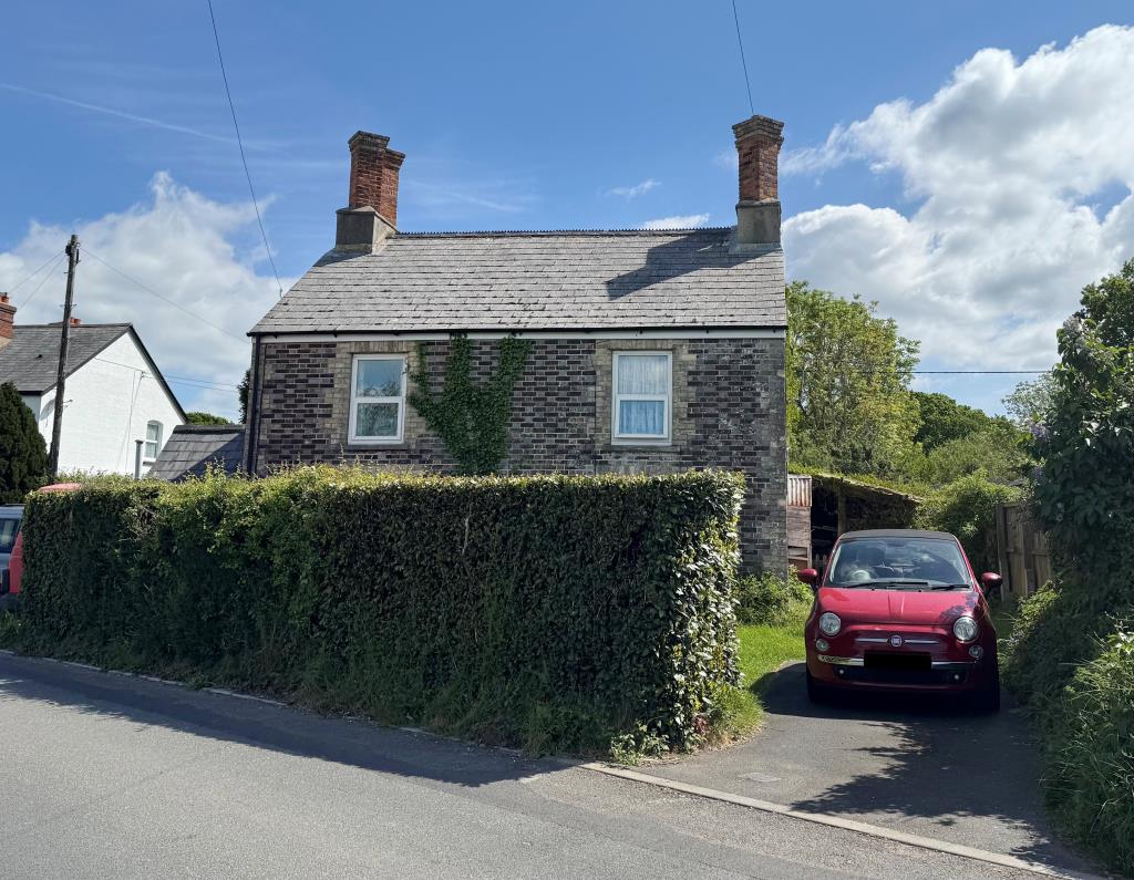 Lot: 102 - PAIR OF FREEHOLD COTTAGES IN A POPULAR VILLAGE LOCATION - The Pair of Cottages Viewed from the Street
